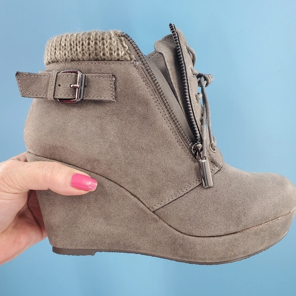 NEW! Shoe Dazzle grey wedge booties 9
